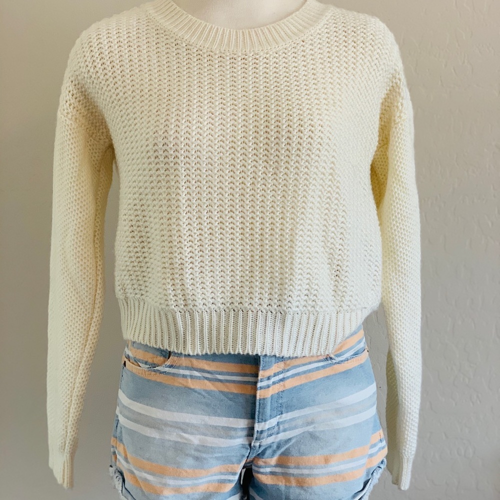 White knitted long sleeve crop top!